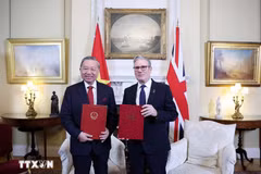 General Secretary of the Communist Party of Vietnam Central Committee To Lam and UK Prime Minister Keir Starmer exchange the joint statement announcing the elevation of Vietnam–UK relations to a Comprehensive Strategic Partnership. (Photo: VNA) 