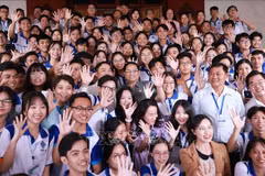 Prime Minister Pham Minh Chinh, NA deputies of Can Tho, and students of Can Tho University at the meeting (Photo: VNA)