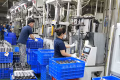 Workers at Thang Long Packing Import-Export and Production JSC in Tu Son ward, Bac Ninh province. (Photo: VNA)