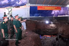 Lieutenant General Le Xuan The, Commander of Military Region 7, checks and directs the search and collection of soldiers' remains at Le Thi Rieng Park in July 2026. (Photo: VNA)