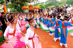 Young girls perform a Cham dance throughout the ritual of carrying the attire of the goddess Po Sah Inu. (Photo: baolamdong.vn)