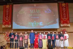 Vietnamese Ambassador to Japan Pham Quang Hieu commends collectives that have made significant contributions to community work in 2025 (Photo: VNA)
