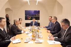 Vietnamese Ambassador to Germany Nguyen Dac Thanh holds a working session with Minister-President of Thuringia Mario Voigt, State Secretary in its Ministry of Economic Affairs, Agriculture and Rural Areas Marcus Malsch on October 30, 2026. (Photo: VNA)