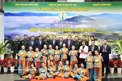 Officials in a group photo with children joining the award ceremony and exhibition for the fourth national-level “Proud of Our Borderlands” art photography contest (Photo: VNA)