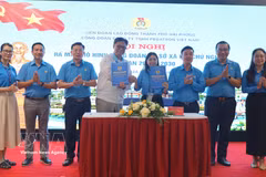 A leader of Pegatron Vietnam Co., Ltd. sign an agreement with the firm's trade union. (Photo: VNA)