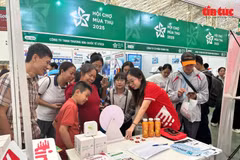 Visitors to the Autumn Fair 2025, which opened on October 25 and will last until November 4 (Photo: VNA)