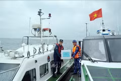 Vietnamese and Chinese coast guards conduct a joint patrol in the northern waters of the Gulf of Tonkin (Photo: VNA)