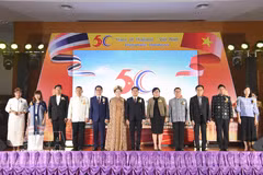 Officials and other participants at the opening ceremony of the Vietnam-Thailand Cultural Festival in Udon Thani province on August 28 (Photo: VNA)