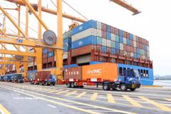 Cargo handling at Berths No. 3 and 4 of Hai Phong Port TIL International Terminal (Photo: VNA)