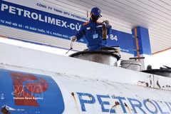 At a Petrolimex station. Petrolimex said it was increasing fuel procurement, adjusting distribution and moving supplies between regions to ensure fuel supply across its system. (Photo: VNA)