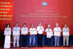 Deputy Secretary of the Ho Chi Minh City Party Committee and President of the Vietnam Fatherland Front Committee of Ho Chi Minh City Nguyen Phuoc Loc (fourth from the right) presents certificates of merit to honour groups and individuals who contribute to the 500-day campaign to search for, collect and identify martyrs' remains” at Le Thi Rieng Park. (Photo: VNA)