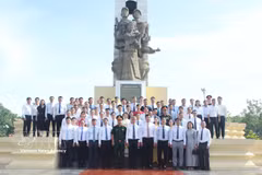 Delegates at the Cambodia-Vietnam Friendship Monument in Phonom Penh. (Photo: VNA)