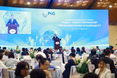 Prime Minister Pham Minh Chinh chairs the dialogue between leaders and the business community on Public-Private Partnership for innovation and sustainability held in Hanoi on April 17. (Photo: VNA)