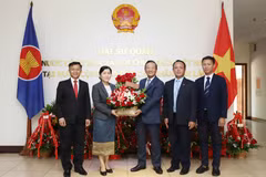 The Lao Ministry of Finance and the Laos - Vietnam Cooperation Committee present flowers to Vietnamese Ambassador to Laos Nguyen Minh Tam (R) to offer congratulations on the 80th National Day of Vietnam (September 2, 1945 – 2025). (Photo: VNA)