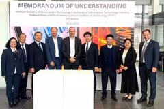 Chairman of the National Assembly’s Committee for Science, Technology and Environment Le Quang Huy (third from left) and Deputy Minister of Science and Technology Bui Hoang Phuong (fourth from right) witness the signing of a Memorandum of Understanding (MoU) between the units (Photo: Ministry of Science and Technology)