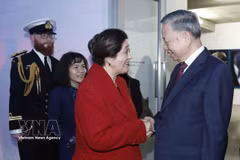 Governor-General of New Zealand Cindy Kiro (left) welcomes General Secretary of the Communist Party of Vietnam Central Committee and President To Lam to the StarkWhite photo exhibition by photographer Fiona Pardington in Auckland on August 13. (Photo: VNA) 