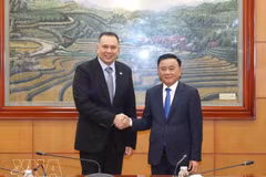 olitburo member and Standing member of the Communist Party of Vietnam Central Committee’s Secretariat Tran Cam Tu (right) receives head of Singapore's Public Service Division (PSD) Christopher Pragasam in Hanoi on October 20 (Photo: VNA)