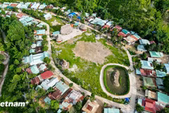 The programme has not only provided solid houses in place of ramshackle shelters scattered across the Truong Son mountains, but also helped strengthen the trust of ethnic minority communities in the policies and leadership of the Party and State. (Photo: VietnamPlus)
