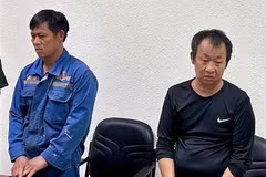 Le Van Hoi and Le Van Au at the police agency (Photo: VNA)