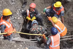 Rescuers strive to save workers trapped inside the Trishul 3A hydropower tunnel following flash floods in Rasuwa district, Nepal, on September 4, 2026. (Photo: XINHUA/VNA)
