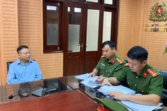 Nguyen Hoa Binh (also known as Shark Binh), Chairman of the Board of NextTech Group, at the police investigation agency. (Photo: Hanoi Department of Public Security)