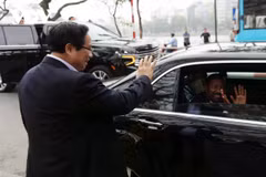 Prime Minister Pham Minh Chinh sees off Ethiopian Prime Minister Abiy Ahmed Ali after their visit to Tran Quoc Pagoda in Hanoi on April 17. (Photo: VNA)