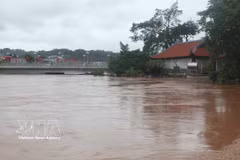 The water level of the Ky Cung River in Lang Son province exceeds the third warning level on the morning of August 23 (Photo: VNA.)
