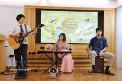 Vietnamese students in Oxford and their British friends perform traditional Vietnamese music at the” event (Photo: VNA)