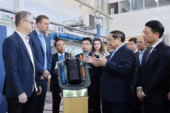 Prime Minister Pham Minh Chinh (second, right) visits the division of nuclear science and engineering (NSE) in the Physics Department at the Royal Institute of Technology (KTH) of Sweden on June 13, 2025. (Photo: VNA)
