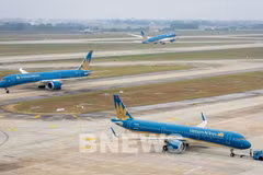 Vietnam Airlines Group offers nearly 2.2 million discounted domestic seats from now until August 16 to meet peak summer travel demand. (Photo: VNA)