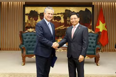 Deputy Prime Minister Nguyen Van Thang (R) meets with Head of International Affairs at Citigroup Ernesto Torres Cantu in Hanoi on October 16, 2026. (Photo: VNA)