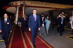 Spanish Prime Minister Pedro Sánchez arrives at Noi Bai international airport in Hanoi. (Photo: VNA)
