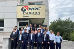 Minister of Industry and Trade Le Manh Hung visits the Guri diesel storage facility operated by the Korea National Oil Corporation (KNOC), as part of his working trip to Seoul, the Republic of Korea (RoK) (Photo: the Ministry of Industry and Trade)