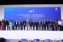 Participants pose for a group photo at a session of the Autumn Economic Forum 2026. (Photo: VNA)