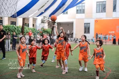 A basketball tournament at Marie Curie II Primary School in Kien Hung ward, Hanoi, helping promote physical exercise and better health among students. (Photo: VNA)