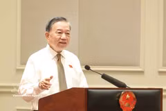 General Secretary of the Communist Party of Vietnam Central Committee and President To Lam speaks at the meeting with female NA deputies in Hanoi on October 29. (Photo: VNA)
