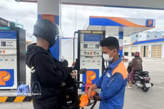 A motorcyclist has his vehicle refilled at a petrol station in Tay Ninh province. (Photo: VNA)