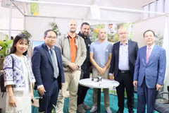 Ambassador Vu Duy Long (first, right) and representatives from the Algerian company A.M.F Group pose for a group photo. (Photo: VNA)