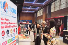 Vietnamese Trade Counsellor in Mexico Nguyen Thi Trang introduces Vietnam’s pavilion at the 32nd Mexican Foreign Trade Congress. (Photo: VNA)