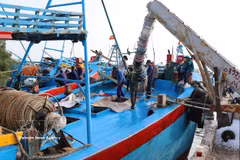 A fishing vessel from Dong Thap stores ice in its cold storage hold to preserve seafood during fishing trips at sea. (Photo: VNA)