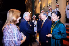 General Secretary of the Communist Party of Vietnam Central Committee and President To Lam and his spouse welcome Panamanian President José Raúl Mulino and his spouse (Photo: VNA)