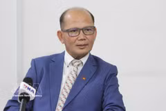 Uch Leang, Acting Director of the Department of Asia, Africa and Middle East Studies at the Royal Academy of Cambodia’s Institute of International Relations speaks to Vietnam News Agency correspondents in Phnom Penh (Photo: VNA)