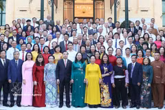 Vice President Vo Thi Anh Xuan (seventh, left, front row) and delegates pose for a group photo. (Photo: VNA)