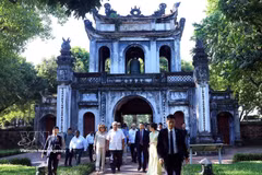 President of the Republic of Panama José Raúl Mulino and his spouse, Maricel Cohen De Mulino, visit Hanoi's Van Mieu - Quoc Tu Giam on October 6, 2026 (Photo: VNA)