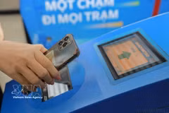 The automatic ticketing system that uses electronic identification, authentication, biometric recognition and cashless payment for passengers on the Cat Linh-Ha Dong railway line in Hanoi. (Photo: VNA)