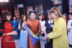 Vietnamese and Panamanian first ladies experience cultures of Vietnam's ethnic groups (Photo: VNA)