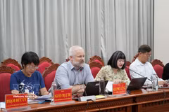 WB Senior Environmental Specialist and Task Team Leader Stephen Ling speaks at the working session (Photo; VNA)