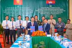 The Task Force of An Giang province and the Task Force of Kep province sign a cooperation agreement on the search for, recovery and repatriation of the remains of Vietnamese volunteer soldiers and experts who died in Cambodia during the wartime (Photo published by VNA)