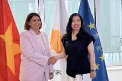 Deputy Foreign Minister Le Thi Thu Hang (R) meets with Irene Piki, Deputy Minister to the President of Cyprus. (Photo: The Ministry of Foreign Affairs).