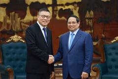 Prime Minister Pham Minh Chinh (R) receives Hong Tianzhu, Chairman of Texhong Group, in Hanoi on January 30. (Photo: VNA)
